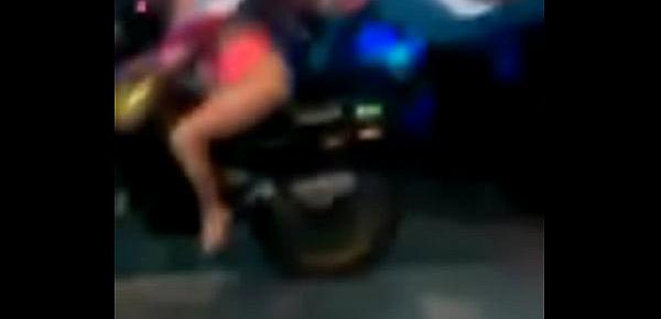  mujer desnuda montando moto